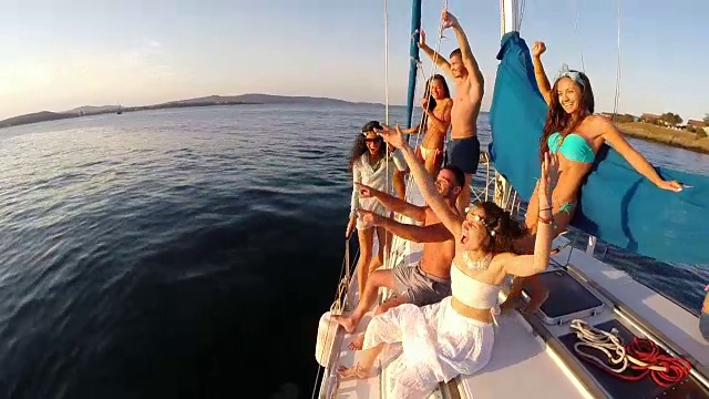 一群在游艇上寻欢作乐的年轻人视频下载
