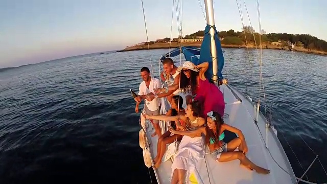 朋友们在游艇上玩乐喝酒视频下载