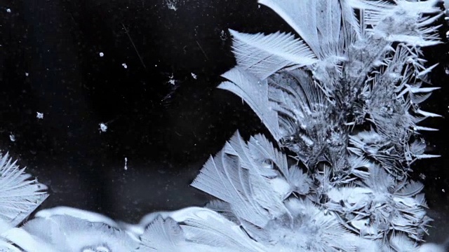 冰冻的图案从左到右覆盖着黑暗的背景视频素材