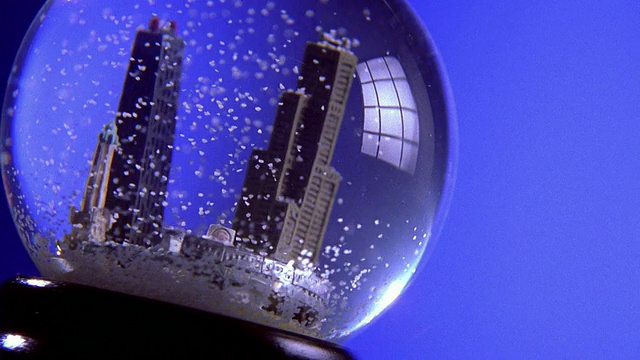 近缩小旋转雪花球芝加哥与汉考克塔和西尔斯大厦视频下载