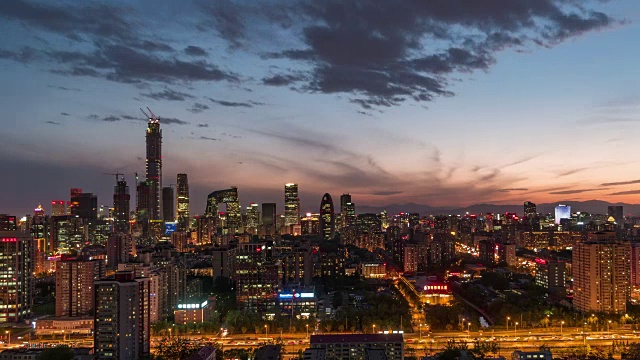 T/L WS HA北京城市天际线和中央商务区，从白天到夜晚/北京，中国(匹配白天和夜晚)视频素材