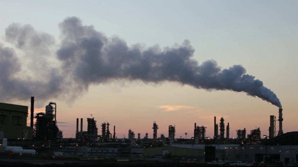 Syncrude Mildred Lake工厂的排放物。加拿大阿尔伯塔省的油砂是地球上最大的工业项目，也是世界上对环境最具破坏性的项目。视频素材