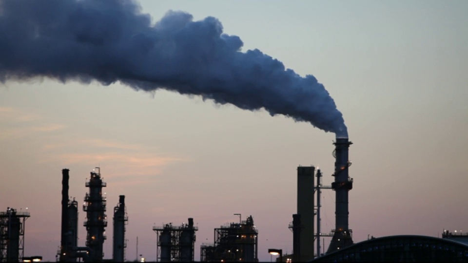Syncrude Mildred Lake工厂的排放物。加拿大阿尔伯塔省的油砂是地球上最大的工业项目，也是世界上对环境最具破坏性的项目。视频素材