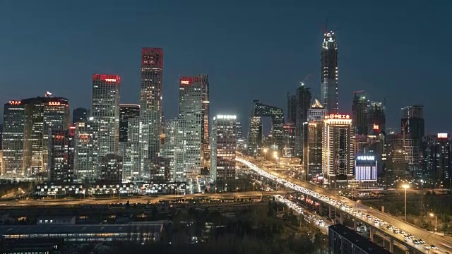 T/L WS HA TU鸟瞰图北京天际线和CBD在晚上/北京，中国视频下载