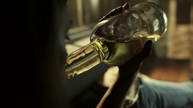 酗酒的女人用瓶子喝酒视频下载