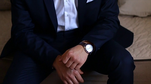 戴着手表的衣冠楚楚的男人视频素材
