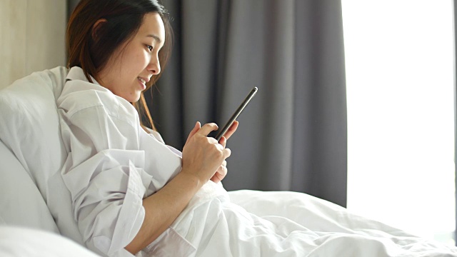 躺在床上用手机的女人视频素材