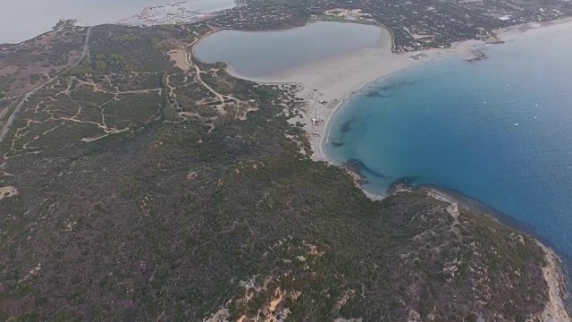 在日出时飞过色彩斑斓的撒丁岛地中海海岸线视频下载