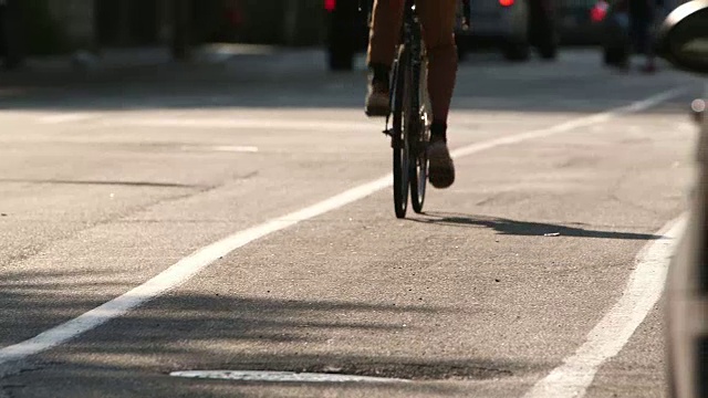 骑自行车的人在城市自行车道上视频下载