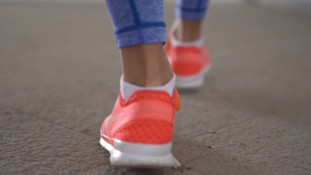 穿着运动鞋走路的女人视频下载