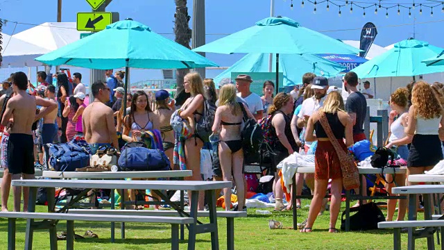 年轻的校园学生们在加州洛杉矶的圣莫尼卡海滩享受春假派对和放松视频素材