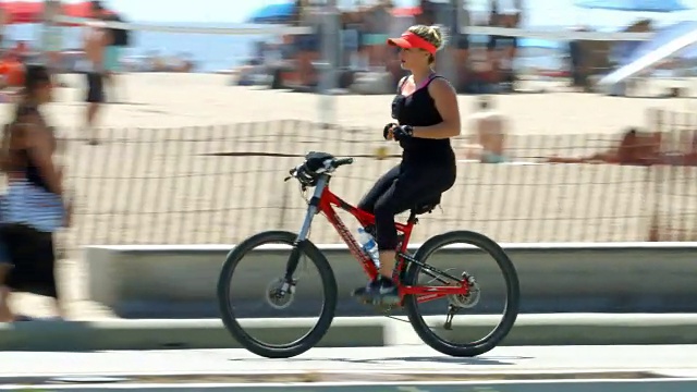 加州健康的生活方式，人们在圣塔莫尼卡海滩散步和骑自行车，洛杉矶，加州视频素材