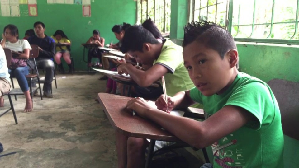 这是厄瓜多尔亚马逊地区萨拉亚库土著自治地区的印度基奇瓦族小学生在初级学校参加期末考试的广角镜头视频素材