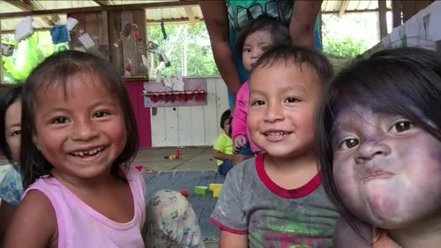 在厄瓜多尔亚马逊地区居住着基奇瓦族印地安人的萨拉亚库自治区的日托中心，基奇瓦族印地安人蹒跚学步的孩子们向镜头介绍自己视频素材