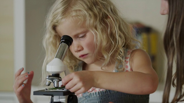 女孩用显微镜检查标本的特写/ Orem，犹他州，美国视频下载