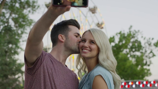 近距离情侣在游乐园/愉快的格罗夫，犹他州，美国手机自拍视频下载