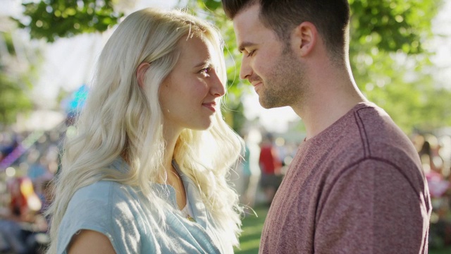 近距离的慢动作拍摄的男人亲吻女人的前额在游乐园/愉快的Grove，犹他州，美国视频下载