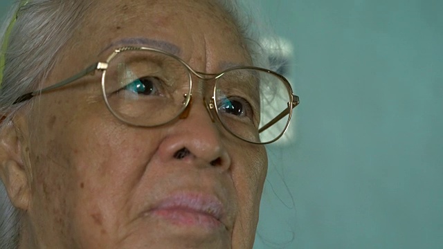 高级肖像，快乐的老奶奶戴眼镜，亚洲模特。视频素材