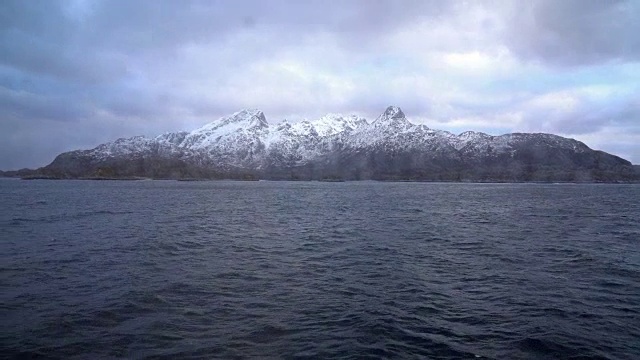 从窗户看雪山的4K镜头渡船，波多市，挪威视频下载