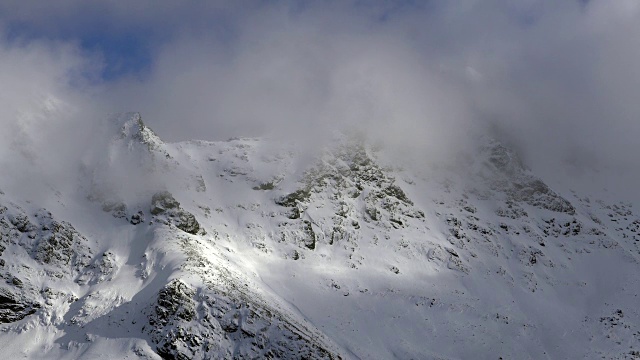 4K镜头特写罗浮敦群岛多云蓝天的雪山山顶，视频下载
