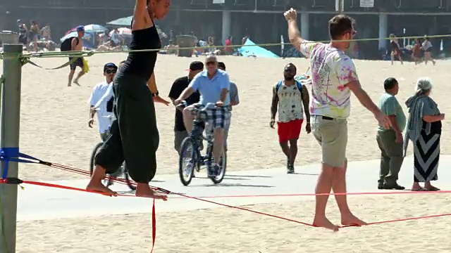 懒汉步行者平衡在圣塔莫尼卡海滩，洛杉矶，加州，4K，从RAW文件视频素材