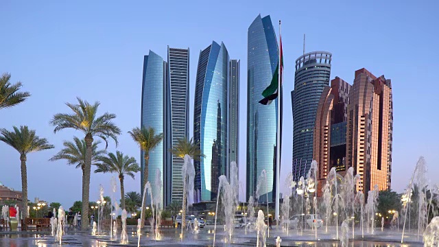 阿提哈德塔和阿联酋皇宫酒店从防波堤，阿布扎比，阿拉伯联合酋长国，中东视频下载