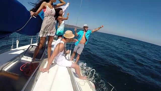 一群在游艇上寻欢作乐的年轻人视频下载