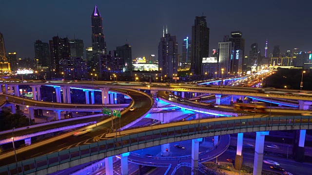 上海夜间的交通状况视频素材