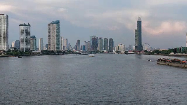 4K曼谷城市景观湄南河边，有各种各样的旅游船从晚上到晚上的时间视频下载
