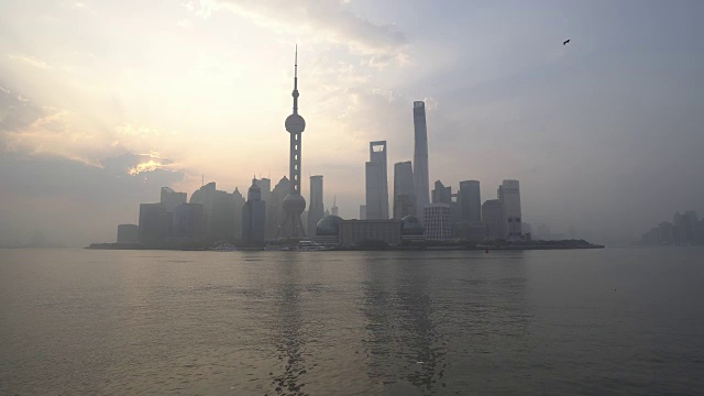日出时的上海天际线视频素材