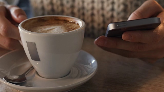 近距离的人输入短信在智能手机在咖啡休息。视频下载
