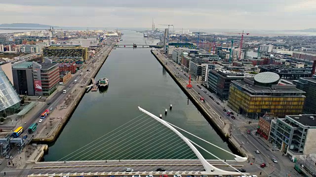 爱尔兰都柏林飞越利菲河向市中心飞去视频下载