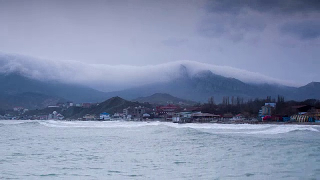 白云漂浮在大海和山丘上视频下载