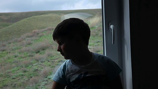 那个男孩坐在窗台上望着窗外视频下载