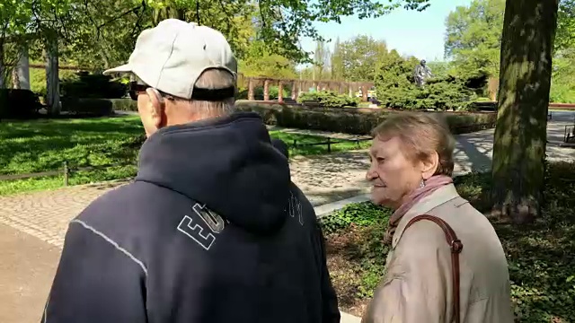 老夫妇在公园里视频素材