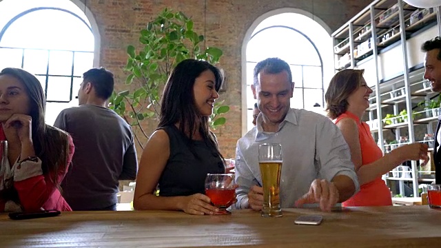 一对快乐的情侣在酒吧喝酒自拍视频素材