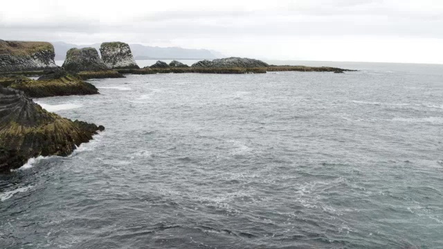 冰岛阿纳斯塔皮海岸，宽阔的飞镖穿过拱形岩层到达海浪视频下载