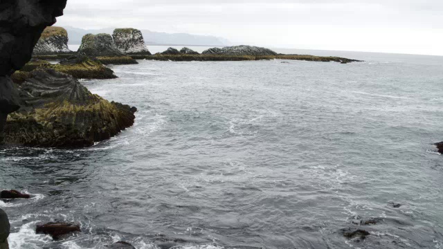 冰岛阿纳斯塔皮海岸，宽阔的飞镖穿过拱形岩层到达海浪视频下载