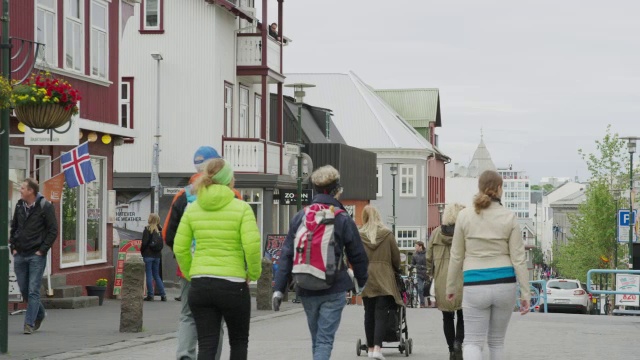 在冰岛雷克雅未克繁忙的城市中行走的人们的广角镜头视频下载