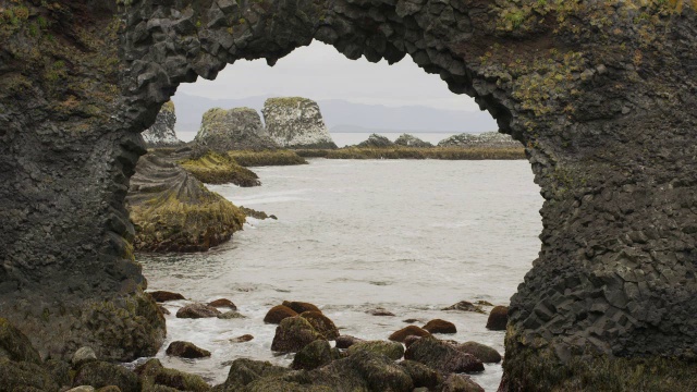冰岛，Snaefellsnes, Arnarstapi，拱形岩层附近海滩海浪的广角镜头视频下载