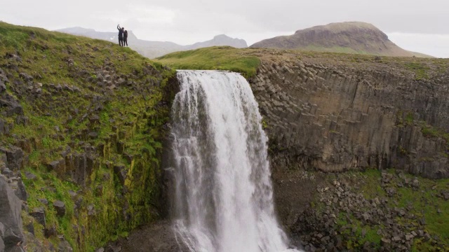冰岛，Snaefellsnes瀑布附近，一对夫妇站在悬崖边视频素材