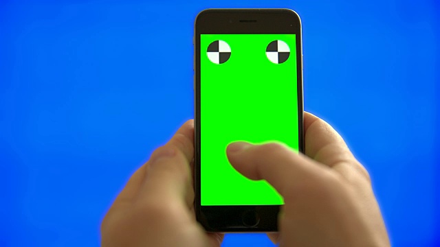 智能手机男性手发短信冲浪铬色蓝屏视频素材