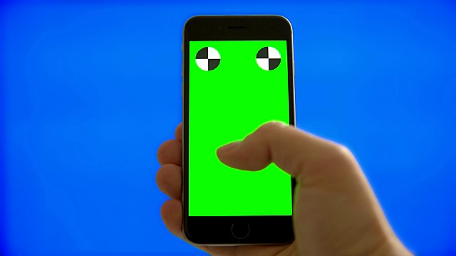 智能手机男手发短信冲浪蓝屏绿屏视频素材