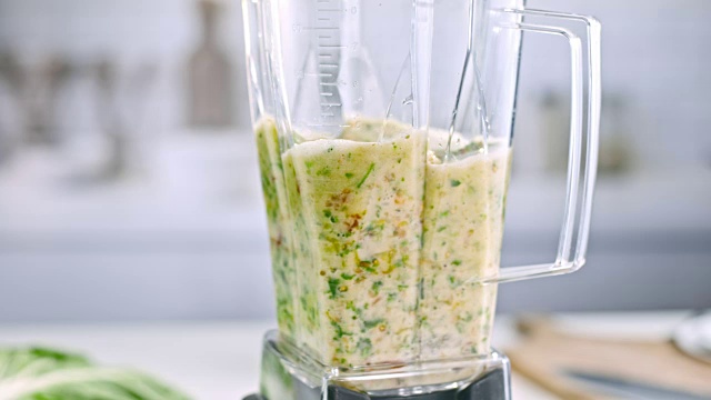 把蔬菜混合在搅拌机的罐子里视频素材