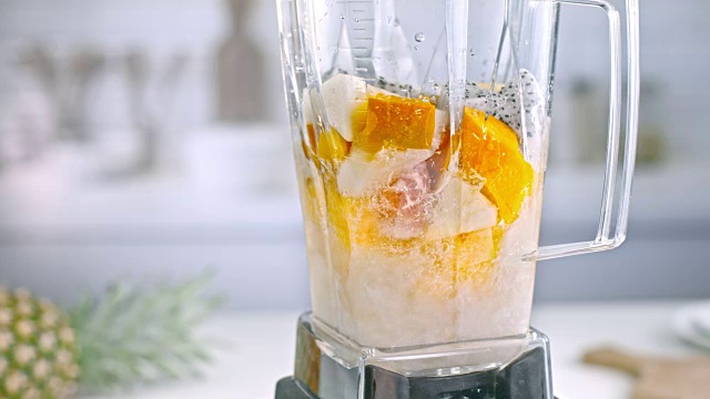 SLO MO搅拌机混合异国水果冰沙视频素材