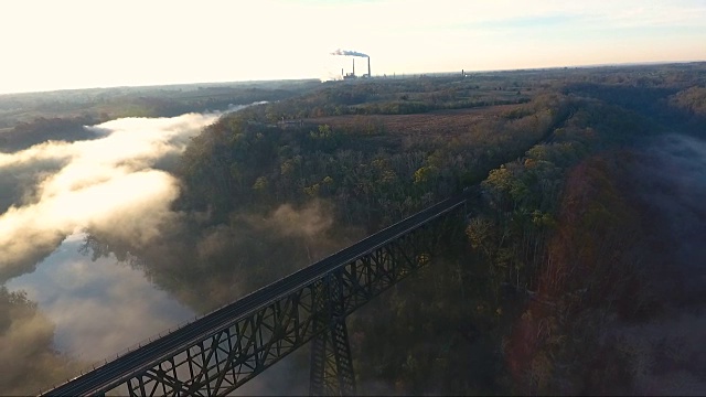 雾中的日出在桥上视频下载