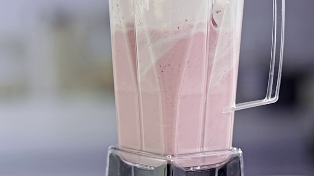 草莓和牛奶在搅拌机里混合视频素材