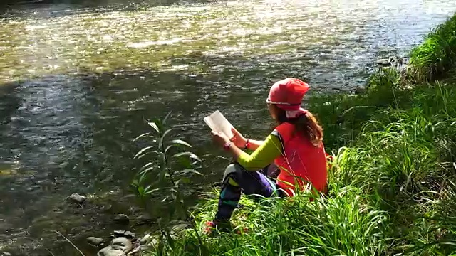 女人在读书视频素材