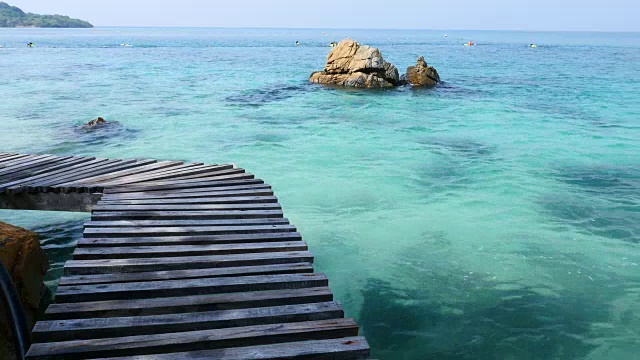 热带岛屿与蓝色的绿松石海视频下载
