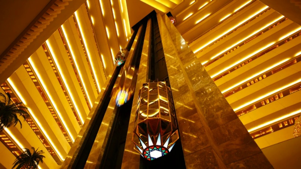 在卡塔尔多哈的一家豪华酒店里，电梯上下浮动。视频下载